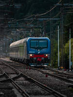 TI E464.203 f�hrt mit einem Regionalzug am Haken in den Bahnhof Ugovizza-Valbruna ein.