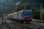 TI E464.203 f�hrt mit einem Regionalzug am Haken in den Bahnhof Ugovizza-Valbruna ein.