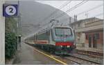 Dieses Bild mit sehr viel Regen stammt aus dem tiefen S�den Italiens, aus Scilla in Kalabrien. Nachdem wir dort einen sonnigen Vormittag verbracht hatten und zum Bahnhof zur�ck gekehrt waren setzte der Wolkenbruch pl�tzlich ein. Im Bild die FS Trenitalia E 464.363 die mit der nicht zu sehenden E 464 196 den IC 723 von Roma nach Palermo bef�rdert. Im nicht mehr fernen Villa San Giovanni wird der Zug auf eine F�hre verladen und in Messina  getrennt, ein Teil des IC wird nach Siracusa fahren. 

18. M�rz 2026