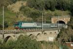 E464 246 zieht den R3714 von Sapri nach Napoli Centrale aus dem Tunnel bei Capriola. Nach kurzer Fahrt durch die verlassene Station von Capriola verschwindet der Zug im nchsten Tunnel; 17.02.2008