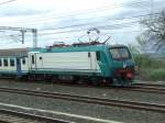 E 464 147 schiebt einen Treno Regionale in Richtung Norden auf der Hochgeschwindigkeitsstrecke Firenze - Roma.