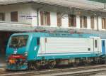 FS-Wendezug-E-Lok 464 060 (nur ein Fhrerstand!) mit einen Nahverkehrszug am 29.08.2004 auf Gleis 1 im Bahnhof Brenner.