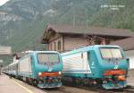 Der rechte Zug R 10976 Innichen - Franzensfeste und FS-Lok 464 031 ist gerade etwas versptet angekommen, der linke Zug IR 2263 Brenner - Bologna mit Lok 464 053 hat gewartet, bei der DB AG kaum noch