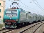 Eine E 464 schiebt einen Treno Regionale aus dem Bahnhof San Vincenzo in Richtung Livorno am 26.05.2009.