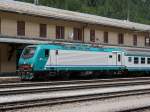 Die E 464 383 mit einem Nahverkehrszug am 11.06.2009 im Bahnhof Brenner.