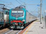 TR (mit E464) aus Florenz trifft im Bf Arezzo ein. Gleichzeitig fährt ein IC-Zug nach Mailand (mit E444) ab. 24.07.10