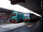 TAF (Treno Alta Frequentazione), doppelstckiger Elektronahverkehrstriebwagen, treno (Zug) 5, und E.464.096 mit Niederflurwagen, beide von Trenitalia.
