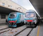 E464.434 und der Steuerwagen des Gegenzugs in Montecatini centrale am 15.Mai 2011