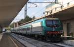 Hier E464 502 mit R11729 von Firenze S.M.N. nach Campiglia Marittima, bei der Ausfahrt am 20.7.2011 aus Firenze S.M.N.