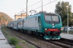 E464.261 fhrt mit einem Personenzug nach Napoli(I) bei Sommerwetter.
Aufgenommen in Ascea(I).
25.8.2011