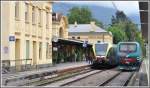 TrenItalia E 464-064 und Vinschgerbahn ATR 100 010 treffen in Meran aufeinander.