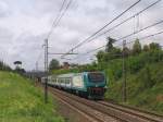 E464.105 mit R 23383 La Spezia Centrale-Firenze Santa Maria Novella in die Nhe von das ehemalige Bahnhof Montignoso am 9-5-2012.