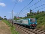 E464.105 mit R 11853 La Spezia Centrale-Pisa Centrale in die Nhe von das ehemalige Bahnhof Montignoso am 14-5-2012.
