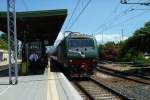 E464 mit R2096 von Verona nach Milano Centrale fährt am 25.06.13
in Peschiera del Garda ein