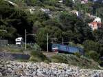 Der REG 10173 (Ventimiglia-Turin), von einer E464 geschoben, nähert sich seinem nächsten Halt, Imperia Porto Maurizio, entlang der ligurischen Meer. San Lorenzo al Mare - 12.05.2014