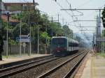 17.7.2014 11:28 E.464 353 schiebt einen Regionalzug (R) von Piacenza nach Ancona aus dem Bahnhof Rimini Miramare in Richtung Riccione. Der Zug hatte über 80 Minuten Verspätung