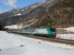 Die E 464 060 mit einem Nahverkehrszug am 24.01.2015 unterwegs bei Mules.