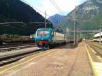 E 464.057 am Zugschluss der R 20724 (Merano/Meran - Brennero/Brenner) am 1.9.2015 bei der Abfahrt in Fortezza/Franzensfeste.