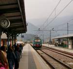 Reger Aunsturm auf den von der E 464 023 gezogenen Regionalzug nach San Candido/Innichen.