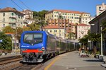 Die neulackierte E464 365 schiebt den REG 6215 in Richtung Savona - Imperia Oneglia - 29.08.2015