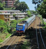 10.06.2016 15:12 FS E 464. 690 schiebt einen Regionalzug aus Genova Brignole nach La Spezia Centrale kurz nach dem Bahnhof Rapallo.