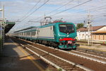 E464 mit Regionalzug Venedig - Triest in Portogruaro - 2.8.2016