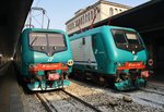 464.334 mit R2235 nach Bologna Centrale und 464.338 mit R2864 nach Sacile warten beide am 1.10.2016 in Venezia Santa Lucia auf Abfahrt.
