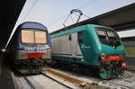 Links im Bild steht der R11030 von Venezia Santa Lucia nach Udine und rechts wartet 464.448 mit dem R2209 nach Trieste Centrale. (Venezia Santa Lucia, 1.10.2016)