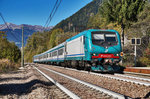E 464.033 fährt mit dem R 20723 (Brennero/Brenner - Merano/Meran) in die Haltestelle Campo di Trens/Freienfeld ein.