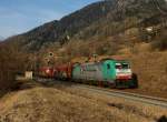 Die E 483 002 mit einem Güterzug am 06.02.2016 unterwegs bei Sterzing.