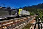 Nachschuss der CAPTAIN (akiem) E 483 307-1, diese mit ihrem leeren Autozug nach Tarvisio Boscoverde, die Val-Aupa-Brücke, oberhalb der Ortschaft Moggio überquert.