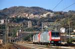 Die ersten zwei Lokomotiven, von Bombardier für Akiem gebauten und an Mercitalia (neue Cargo-Unternehmen der italienischen Eisenbahnen FS) gemieteten, werden fotografiert während eines Testlaufs.
Hier der Lokzug, mit E483 314 voraus, fährt durch Albisola in Richtung Genova - 03.01.2017