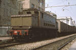 Eine E626 steht in Falconara Centrale mit einem Füterzug bereit zur Fahrt entlang der Adria nach Süden.