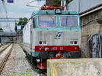Die Elektrolokomotive E 633 08 stand auf einem Abstellgleis am Bahnhof Mailand Porta Garibaldi.