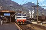 E 633 013 durchfährt im April 1985 mit einem Güterzug den Bahnhof Bozen/Bolzano