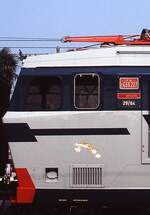 Bei ihrer Auslieferung erhielten die E 633 einen Aufkleber mit einem springenden Tiger als Symbol, hier an der E 633 227 im März 1987 (Bildausschnitt)