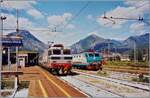 In Domodossola wartet die FS E 633 078 mit einem IC nach Milano auf die Abfahrt, w�hrend auf einem Nebengleis die FS R444 029 abgestellt auf ihren n�chsten Einsatz wartet. 

Analogbild vom M�rz 2000