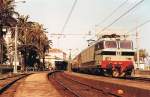 E 633 050 mit einem Schnellzug nach Ventimiglia in San Remo im Juni 1985. 
(Gescanntes Foto)  