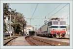 Die FS 633 050 mit einem Schnellzug nach Ventimiglia in San Remo im Juni 1985.