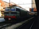 E633 209 mit R10584 Milano Porta Garibaldi-Lecco auf Bahnhof Milano Stazione Porta Garibaldi am 14-1-2001.