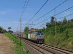 E633.214 mit einem Gterzug in die Richtung von Pisa in die Nhe von das ehemalige Bahnhof Montignoso am 11-5-2012.