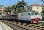 07.06.2016 10:38 FS E.633 227 mit einem Güterzug bei der Durchfahrt durch Rapallo in Richtung La Spezia.