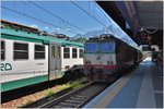 E633 237 mit einem Mineralwasserzug aus Tirano rauscht durch den Bahnhof Colico.