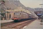 Ein (zeitlicher) Blick zur�ck, der zeigt, dass sich der Bahnhof von Taormina Giardini in den knapp vierzig Jahren kaum ver�ndert hat. Die FS E 636 265 ist mit einem Reisezug in Taormina angekommen und wartet auf die Weiterfahrt in Richtung Catania.  ...