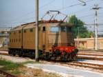 Die E 636 169 wird am 15.9.1998 im Hauptbahnhof Ravenna gerade zu ihrem Gterzug gefhrt.