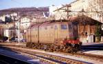 Die Abendsonne am Bahnhof Triest Centrale wirft schon lange Schatten. 
Die braune FS Elektrolok 645102 steht gerade noch passend im Licht.