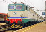 10. Juni 2001, Italien, Bahnhof Campiglia Marittima 11:24 Uhr, Die FS-Lok E 646 185 führt den TR 1819 Follonica-Livorno. 