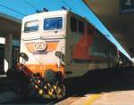 Die E 646 076 fhrt am Vormittag des 17.9.1998 mit dem Regionalzug nach Ancona in den Hauptbahnhof Rimini ein.