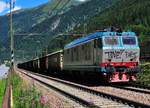 Die E 652 098 der Italienischen Staatsbahn vor einen Güterug bei der Ausfahrt vom Bahnhof Brenner am 22.07.17