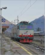 Die FS Trenitalia E 652 110 ist von Domo II kommend in Domodossola eingetroffen um nach dem Richtungswechsel auf der Linie nach Novara eine längeren Hochbordwagenzug abzuholen und sich mir dann